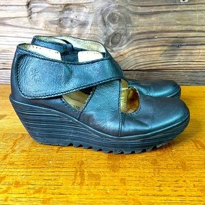 Fly London black yogo wedge - size 39